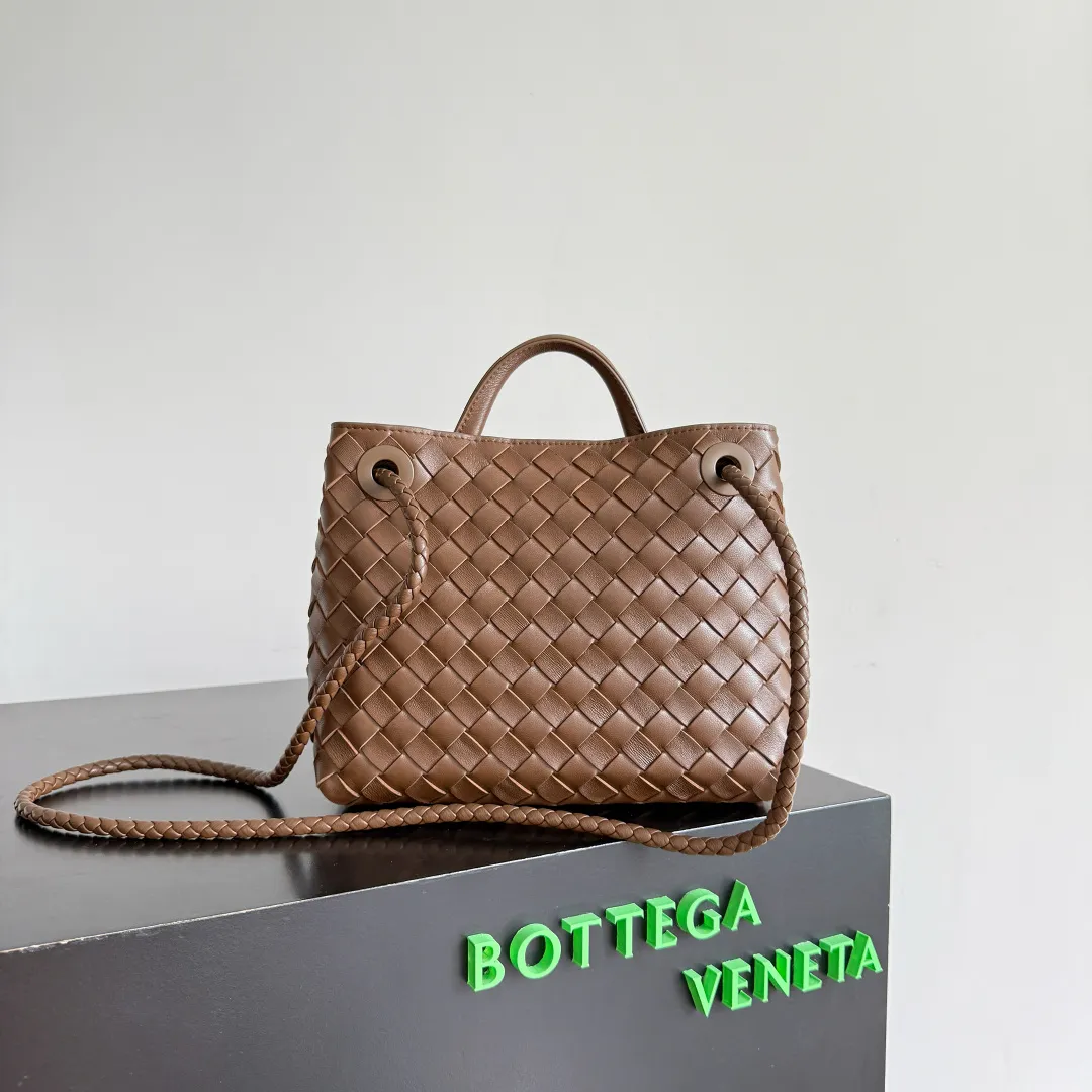 The 2023 new Andiamo batch of 1860 BV has been shipped‼ ️Really popular🔥The new Andiamo woven handbag launched by Bottega Veneta this season is really popular all over the world! ! Celebrities at home and abroad have worn it, and Oscar-winning actress Michelle Yeoh has taken it out on the street. Song Jia, Trai Yara, Yu Feihong, Sanji Ayaka, Rosie Hunting-Whiteley, Yoshioka Riho, etc. have all picked up this bag. It is classic and versatile, showing off its temperament, and the bag capacity is also large, which is very convenient for daily commuting! ! A variety of carrying methods, the shoulder straps can be adjusted by yourself, the original lambskin feels soft and delicate, and the neutral style is created to break gender boundaries and bring a more practical and longer-lasting use experience. Andiamo, which has both elegant and casual styles, perfectly interprets the true appearance of "fashionable old money style". Style No.: 743568 Color: Hazelnut Brown Size: 25*22*10.5cm